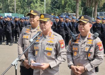 Jakarta – Wakapolda Metro Jaya Brigjen Pol Dekananto Eko Purwono menekankan kepada seluruh personel agar mengedepankan pelayanan yang humanis, sabar, dan terukur dalam melayani kegiatan penyampaian pendapat di Jakarta, Jumat (17/7/2026).  Polda Metro Jaya mengerahkan 4.839 personel gabungan untuk memastikan peserta dapat menyampaikan aspirasi secara aman dan tertib, sekaligus menjaga kelancaran aktivitas masyarakat di sekitar lokasi.  Kabidhumas Polda Metro Jaya Kombes Pol Budi Hermanto mengatakan, arahan tersebut disampaikan Wakapolda saat memimpin apel kesiapan personel.  “Bapak Wakapolda menekankan agar seluruh anggota menghormati hak masyarakat dalam menyampaikan pendapat, tidak mudah terpancing emosi, mampu mengendalikan diri, serta bertindak sesuai prosedur,” ujarnya.  Menurutnya, kehadiran personel bukan hanya untuk melayani peserta aksi, tetapi juga membantu masyarakat yang melintas dan beraktivitas di sekitar titik kegiatan.  “Personel hadir untuk memberikan rasa aman kepada peserta yang menyampaikan aspirasi serta menjaga kelancaran kegiatan masyarakat lainnya,” jelasnya.  Sebanyak 4.839 personel gabungan tersebut terdiri atas 3.728 personel Polda Metro Jaya, 340 personel Polres Metro Jakarta Pusat dan Polres Metro Jakarta Timur, 642 personel TNI, serta 129 personel Pemprov DKI Jakarta.  Unsur Pemprov DKI Jakarta yang dilibatkan meliputi Dinas Perhubungan, Satpol PP, Dinas Kesehatan, serta Dinas Penanggulangan Kebakaran dan Penyelamatan.  Kombes Budi menambahkan, seluruh tindakan personel di lapangan harus berada dalam satu komando. Pemeriksaan perlengkapan juga dilakukan untuk memastikan tidak ada anggota yang membawa senjata api.  “Keselamatan peserta, masyarakat sekitar, dan petugas menjadi prioritas. Tidak ada personel yang membawa maupun menggunakan senjata api,” tegasnya.  Personel ditempatkan di sejumlah titik, antara lain Monas, Bundaran HI, Dukuh Atas, Patung Kuda, Harmoni, Tugu Tani, Jalan Jenderal Sudirman, Jalan MH Thamrin, Semanggi, hingga Bundaran Senayan.  Rekayasa lalu lintas akan diterapkan secara situasional sesuai perkembangan di lapangan. Masyarakat diimbau mengikuti arahan petugas apabila terjadi pengalihan arus.  Polda Metro Jaya juga mengajak peserta menyampaikan aspirasi secara damai, menaati ketentuan, dan tidak mudah terprovokasi. Masyarakat yang membutuhkan bantuan kepolisian dapat menghubungi petugas terdekat atau layanan Polri 110.