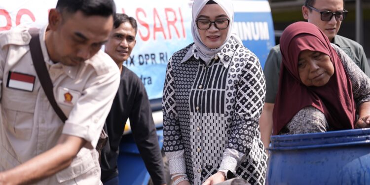 Putih Sari Salurkan Bantuan Air Bersih untuk Warga Terdampak Kekeringan di Kabupaten Bekasi