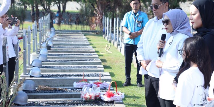 Ziarah Makam Mantan Menteri PANRB Awali Peringatan Hari Jadi ke-67 Kementerian PANRB