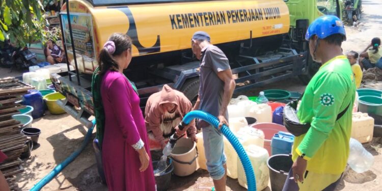 Kementerian PU Salurkan Air Bersih ke Situbondo, Bantu Warga Terdampak Kekeringan