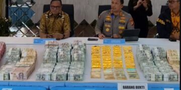 Polisi Pajang Gunungan Uang dan 74 Kg Emas! Barang Bukti Kasus Korupsi Rp543 Miliar Bikin Publik Melongo