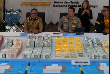 Polisi Pajang Gunungan Uang dan 74 Kg Emas! Barang Bukti Kasus Korupsi Rp543 Miliar Bikin Publik Melongo