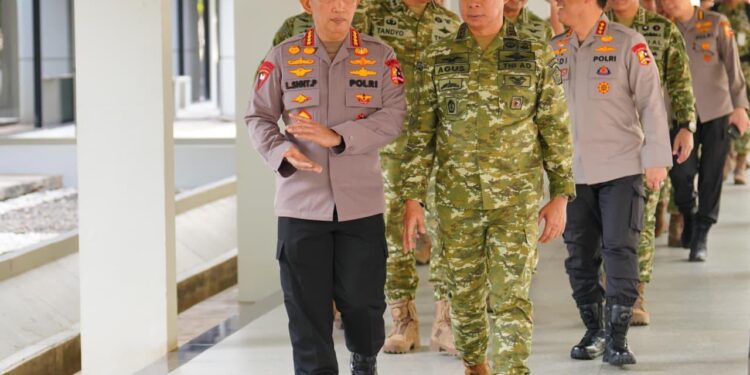 Kapolri Perkuat Soliditas TNI-Polri Lewat Silaturahmi dengan Panglima TNI di Mabes TNI