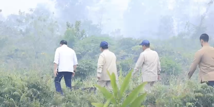 Prabowo Turun Langsung ke Lokasi Karhutla Kubu Raya, Kawal Penanganan Agar Berjalan Cepat