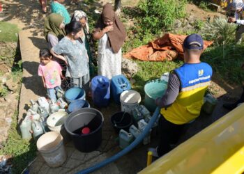 Kementerian PU Salurkan 12.000 Liter Air Bersih untuk Warga Terdampak Kekeringan di Mamuju