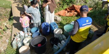 Kementerian PU Salurkan 12.000 Liter Air Bersih untuk Warga Terdampak Kekeringan di Mamuju
