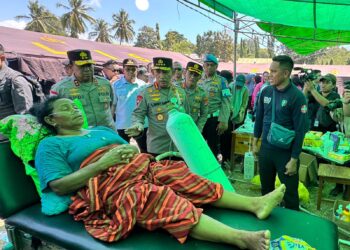 Polri Perkuat Penanganan Gempa NTT, Kapolri Tinjau Lokasi Terdampak dan Serahkan Bantuan