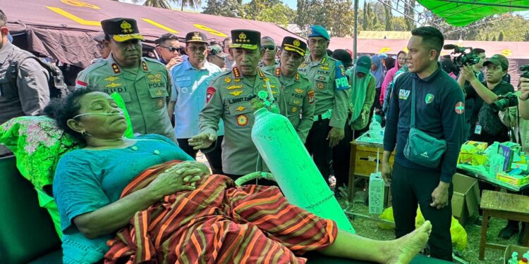 Polri Perkuat Penanganan Gempa NTT, Kapolri Tinjau Lokasi Terdampak dan Serahkan Bantuan