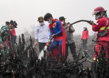 Rudiansyah Berseragam Superman Ikut Padamkan Karhutla, Dipuji Raja Juli sebagai “Forest Hero”