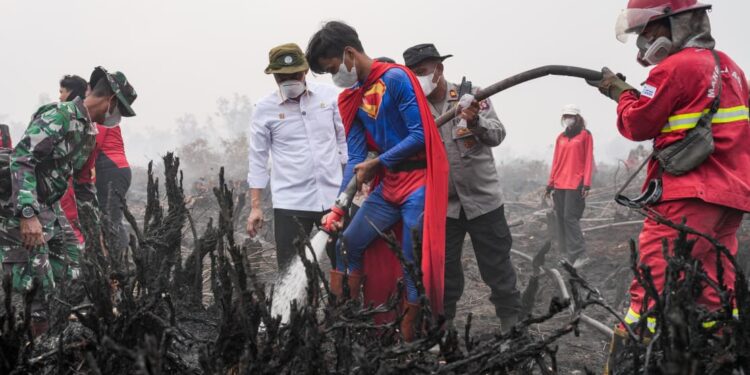 Rudiansyah Berseragam Superman Ikut Padamkan Karhutla, Dipuji Raja Juli sebagai “Forest Hero”