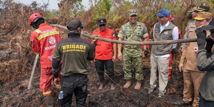 Atas Perintah Prabowo, Menhut Raja Antoni Turun Langsung Tangani Karhutla Kalbar