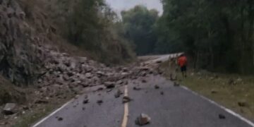 Gempa 7,7 M Guncang NTT, Kementerian PU Kerahkan Alat Berat Bersihkan Jalan Nasional