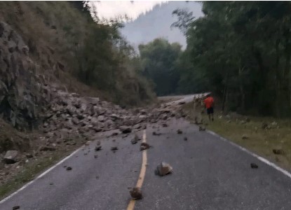 Gempa 7,7 M Guncang NTT, Kementerian PU Kerahkan Alat Berat Bersihkan Jalan Nasional