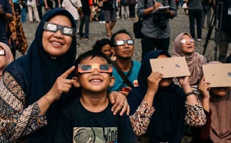 Jangan Asal Tatap Gerhana Matahari, Mata Bisa Rusak Tanpa Terasa