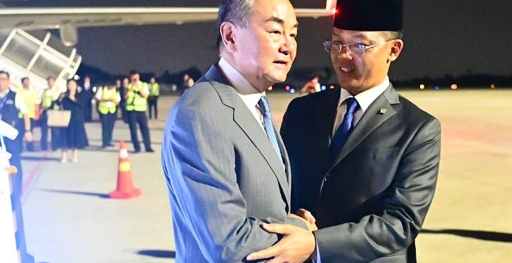 Menlu RI Sugiono Jemput Langsung Ketibaan Menlu RRT Wang Yi di Jakarta