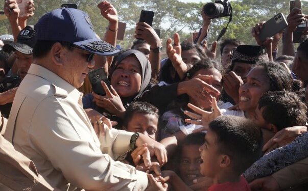 Bahagianya Anak-Anak Pengungsi Nagekeo Bertemu Prabowo