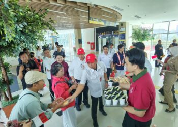 Rayakan HUT ke-81 RI, KAI Commuter Bikin Penumpang Cuma Bayar Rp8, Dapat Kopi, Roti hingga Bendera Merah Putih