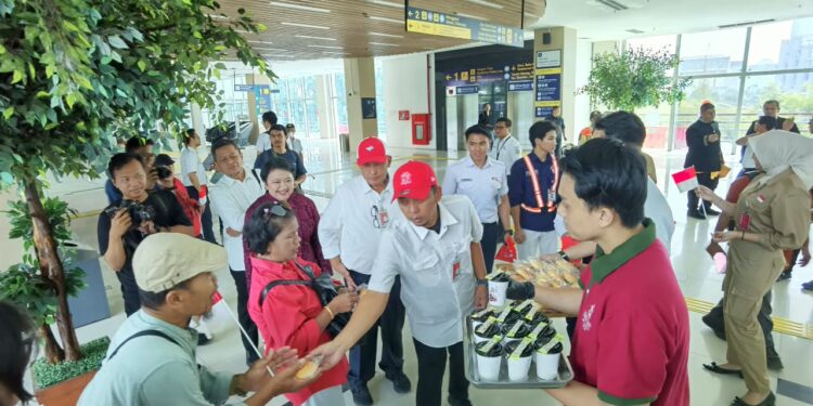 Rayakan HUT ke-81 RI, KAI Commuter Bikin Penumpang Cuma Bayar Rp8, Dapat Kopi, Roti hingga Bendera Merah Putih