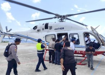 Polri Evakuasi Dua Warga Palue Lewat Jalur Udara, Lansia Korban Reruntuhan dan Ibu Hamil