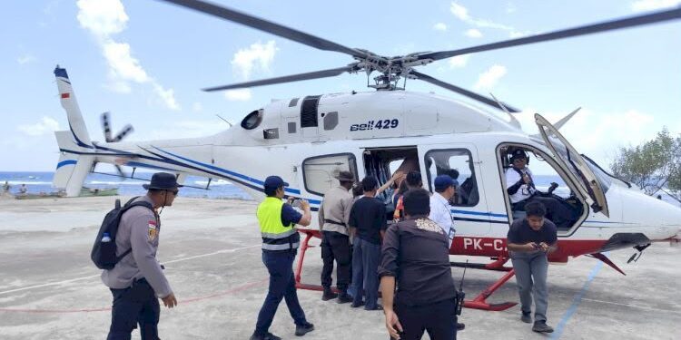 Polri Evakuasi Dua Warga Palue Lewat Jalur Udara, Lansia Korban Reruntuhan dan Ibu Hamil