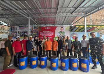 Serahkan Bantuan Kebersihan, Bang Azran Dorong Warga Perkuat Budaya Pilah Sampah dari Rumah