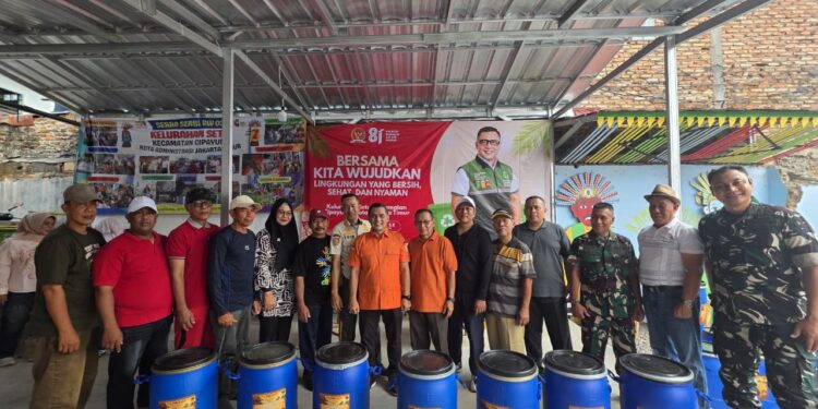 Serahkan Bantuan Kebersihan, Bang Azran Dorong Warga Perkuat Budaya Pilah Sampah dari Rumah