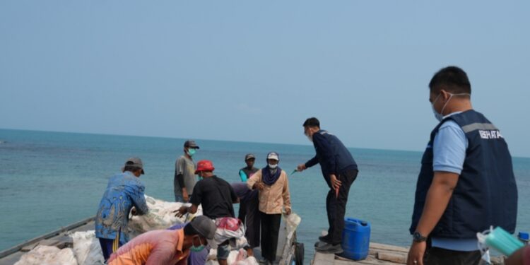 Cegah Gangguan Pernapasan akibat Abu Vulkanik, Layanan Kesehatan dan Distribusi Masker Diperkuat di Pulau Sebesi