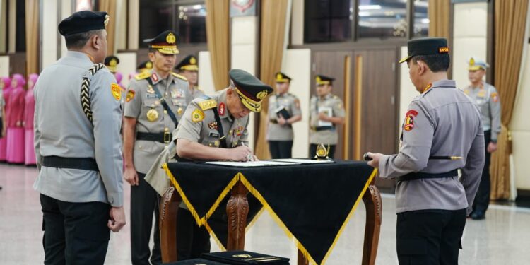 Kapolri Pimpin Upacara Serah Terima Jabatan Sejumlah Pejabat Polri
