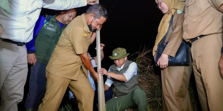 Penegakan Hukum Karhutla, Menhut Raja Antoni Segel Lokasi di Lapangan