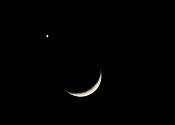 Bulan Sabit dan Venus Bikin Warganet Terpukau, Fenomena Langka Hiasi Langit Indonesia