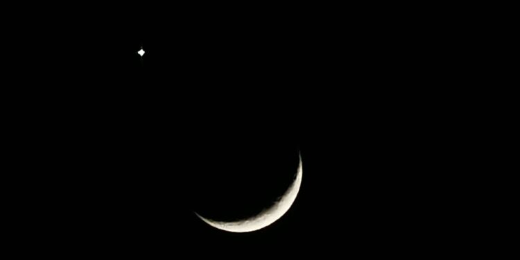 Bulan Sabit dan Venus Bikin Warganet Terpukau, Fenomena Langka Hiasi Langit Indonesia