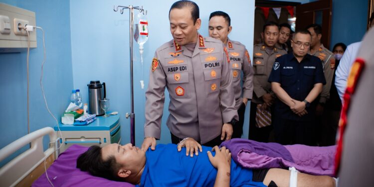 Menguatkan Anggota yang Terluka, Kapolda Metro Jaya Kunjungi RS Polri