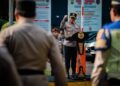Kapolda Metro Jaya Berikan Penghargaan kepada Tiga Anggota yang Berdedikasi Bantu Masyarakat