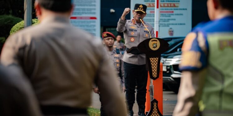 Kapolda Metro Jaya Berikan Penghargaan kepada Tiga Anggota yang Berdedikasi Bantu Masyarakat