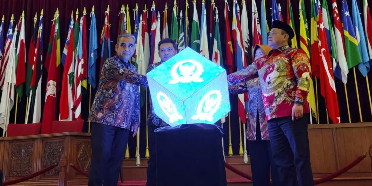 Ketua MPR RI Ahmad Muzani Meluncurkan Buku Risalah dan Sejarah MPR di Gedung Merdeka, Bandung