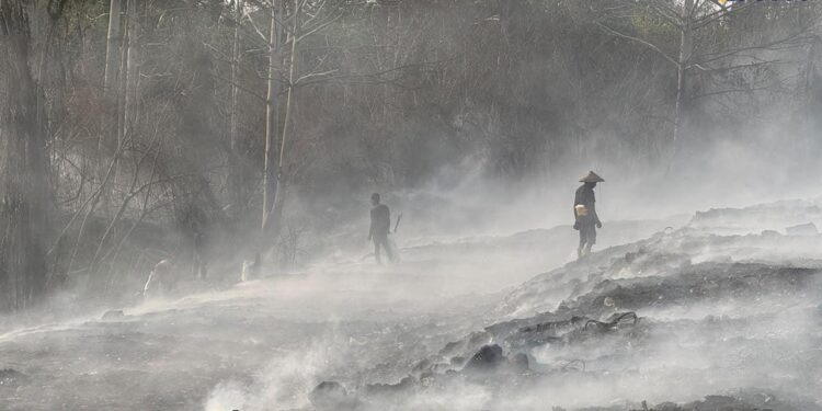 Kementerian PU Salurkan 12.000 Liter Air untuk Dukung Pemadaman Kebakaran TPA Buku Deru-Deru