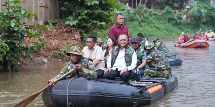 Menteri Dody Susuri 3,5 Km Kali Angke, Instruksikan Normalisasi dan Pelebaran Sungai untuk Kurangi Risiko Banjir