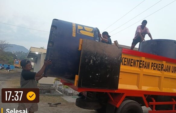 Kementerian PU Layani Air Bersih Untuk Warga Terdampak Kekeringan di Pulau Palue, NTT