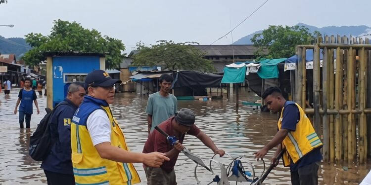 Kementerian PU Kerahkan Pompa dan Perahu Karet Tangani Banjir di Pasar Youtefa Jayapura