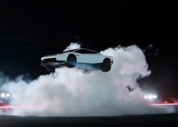 Tesla Roadster Bikin Geger, Mobil Listrik Bisa Salto di Udara, Produksi Ditargetkan 2028
