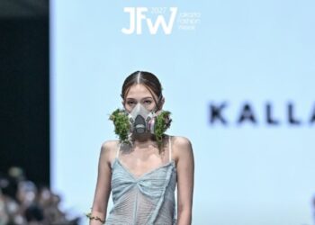 Para Model Tampil Pakai Masker Respirator, Sindir Ancaman Karhutla dan Polusi Udara