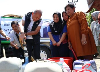 Krisis Air Bersih di Sumedang Bikin Siswa Bawa Air dari Rumah, Saan Mustopa Turun Tangan Bangun Sumur Bor