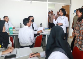 Kunjungi Poltekpar NHI Bandung, Wamen Christina Semangati Peserta SMK Go Global