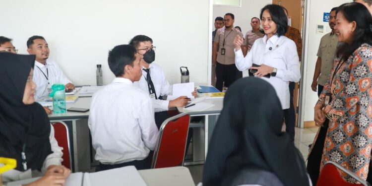 Kunjungi Poltekpar NHI Bandung, Wamen Christina Semangati Peserta SMK Go Global