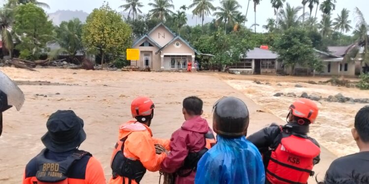 Pemerintah Gerak Cepat Tangani Banjir Padang, Ratusan Warga Dievakuasi dan Bantuan Disalurkan