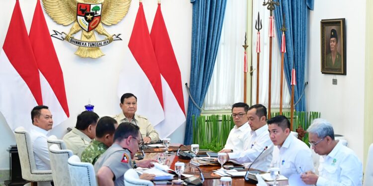 Prabowo Pimpin Rapat Penanganan Karhutla, Kerahkan Seluruh Sumber Daya untuk Percepat Pemadaman