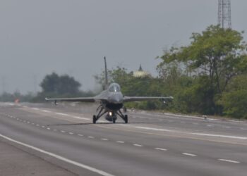Kementerian PU Perkuat Fungsi Strategis Infrastruktur Konektivitas, 4 Pesawat Tempur Uji Coba Pendaratan di Tol Pasuruan–Probolinggo