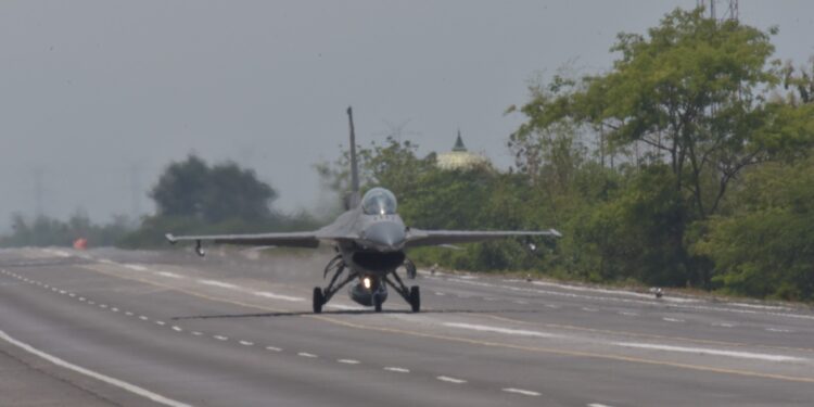 Kementerian PU Perkuat Fungsi Strategis Infrastruktur Konektivitas, 4 Pesawat Tempur Uji Coba Pendaratan di Tol Pasuruan–Probolinggo