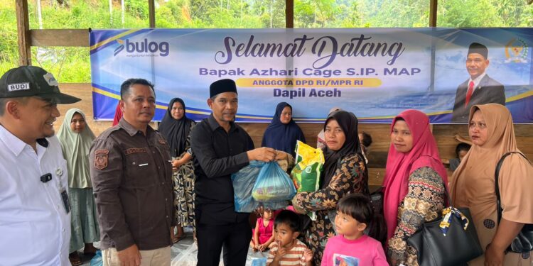 Senator Aceh Azhari Cage SIP MAP Salurkan Sembako untuk Warga Beutoeng Ateuh Banggalang Nagan Raya